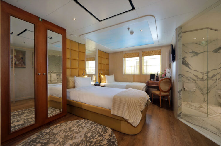 Moonlight II yacht charter French Riviera 18