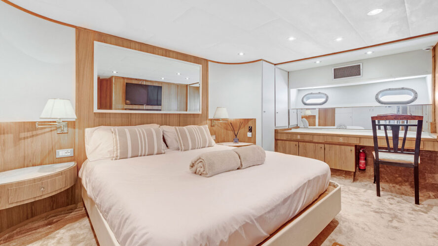 location yacht Zaffiro Canados 90 Menton 7