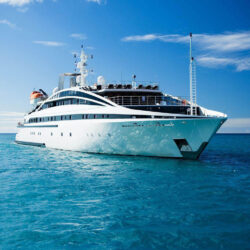 Location de yacht élégant 007 Côte d'Azur 1