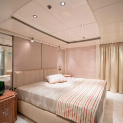 Location de yacht élégant 007 Côte d'Azur 10