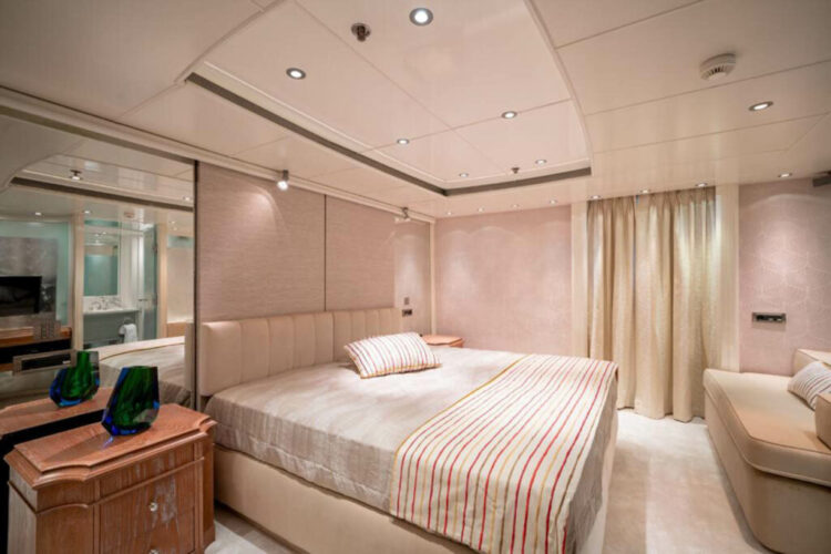 Location de yacht élégant 007 Côte d'Azur 10