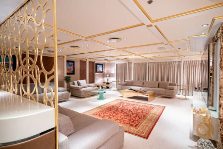 Location de yacht élégant 007 Côte d'Azur 12