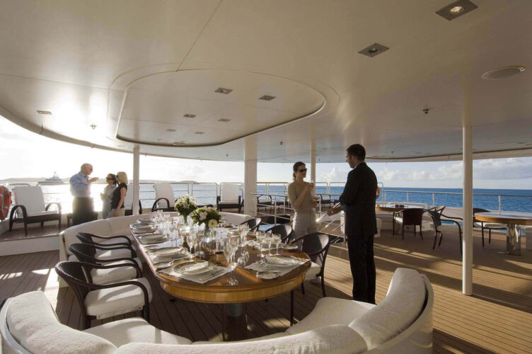 Location de yacht élégant 007 Côte d'Azur 4