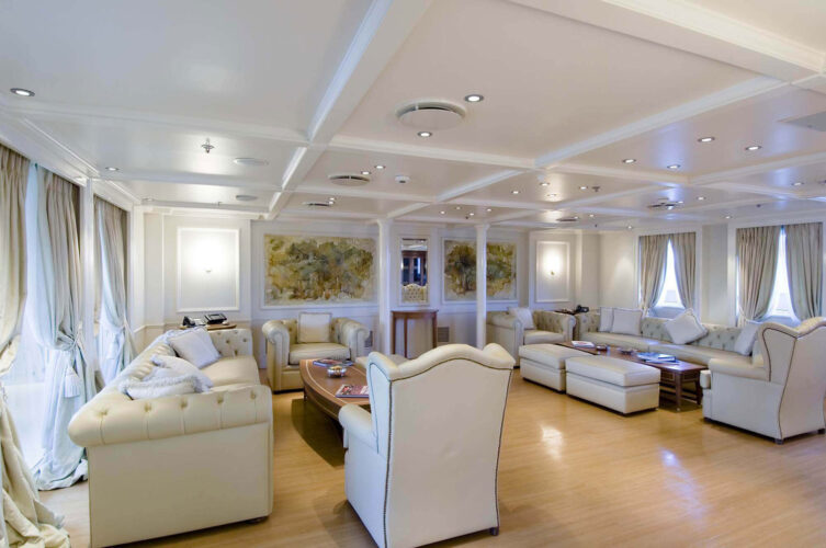 Location de yacht élégant 007 Côte d'Azur 6