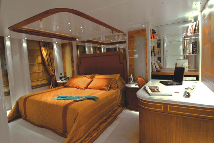 Location de yacht élégant 007 Côte d'Azur 7