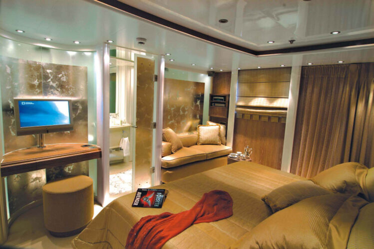 Location de yacht élégant 007 Côte d'Azur 8