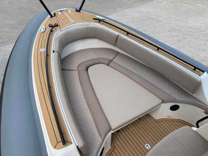 RIB Black Manta Grimaud 8