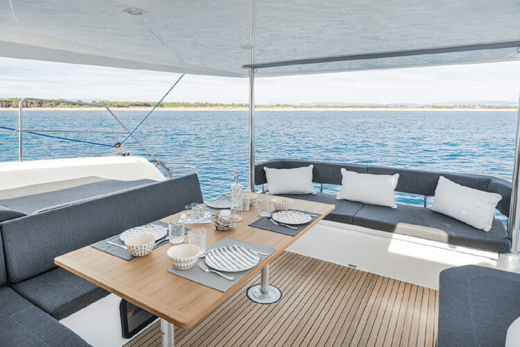 catamaran Aventura 37 6