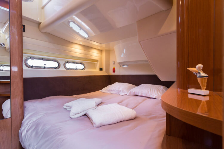 yacht Sealine F42-5 1