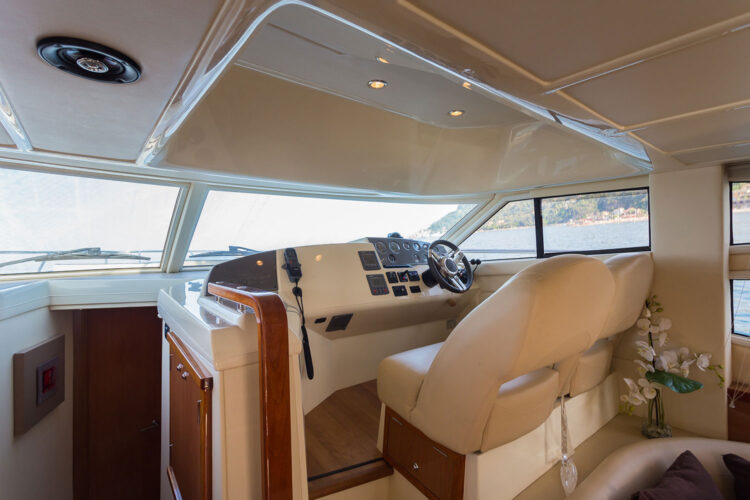 yacht Sealine F42-5 7